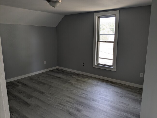 Upstairs bedroom (large) - 413 N Maple St