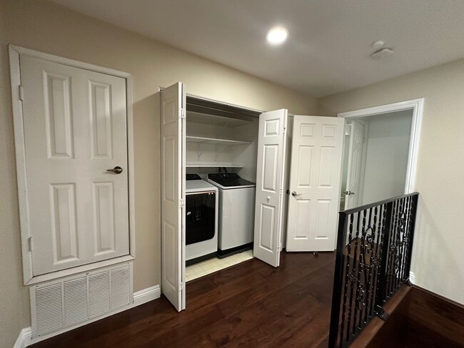 Building Photo - Spacious Townhome with Inviting Large Pati...