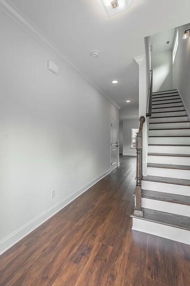 Building Photo - 5558 Stream Ln