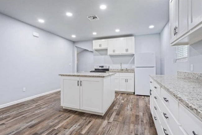 Building Photo - 117 Emma St