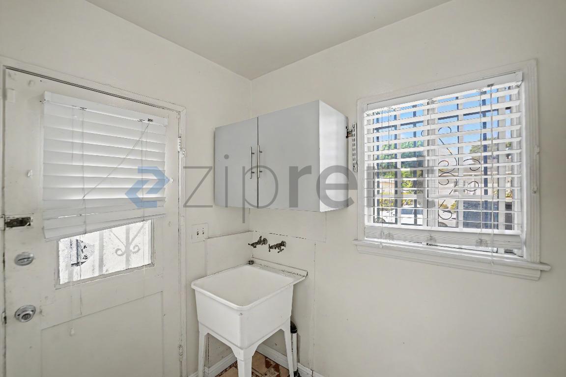 Building Photo - Unit