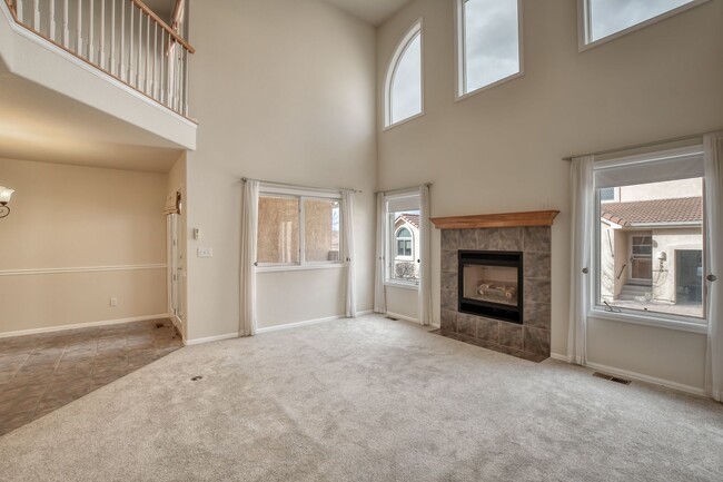 Building Photo - Spacious townhome in desirable Northgate c...