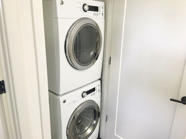 Building Photo - Stunning Town Home with Views of the Sound!