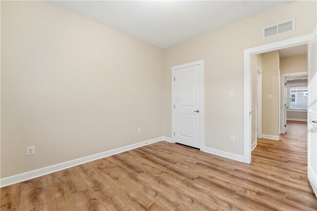 Building Photo - 335 Osona Ln