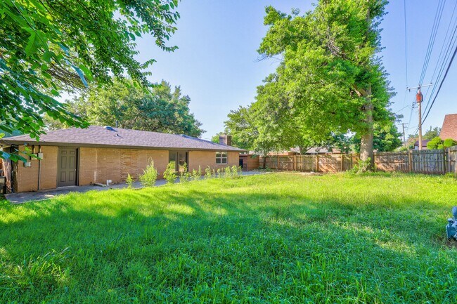 Building Photo - Spacious Elegance: Open Floor Plan, Dual V...