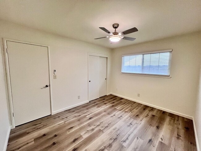 Building Photo - $2,495 Sierra & Cedar, 4 bedroom House - Fresno / Spacious Backyard / Fresh Paint / New Floors