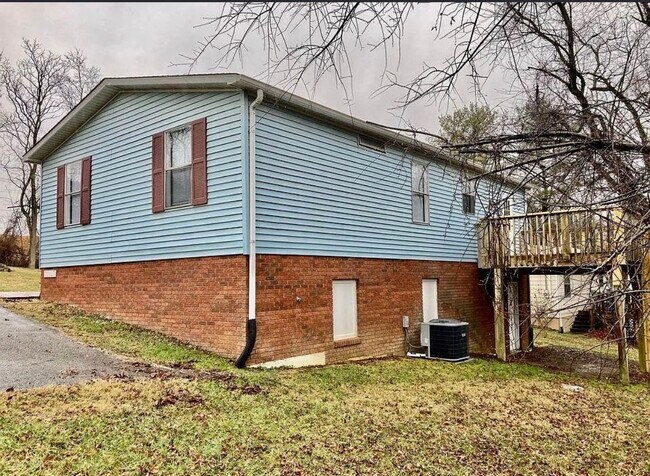 Building Photo - 870 Tower Rd SE