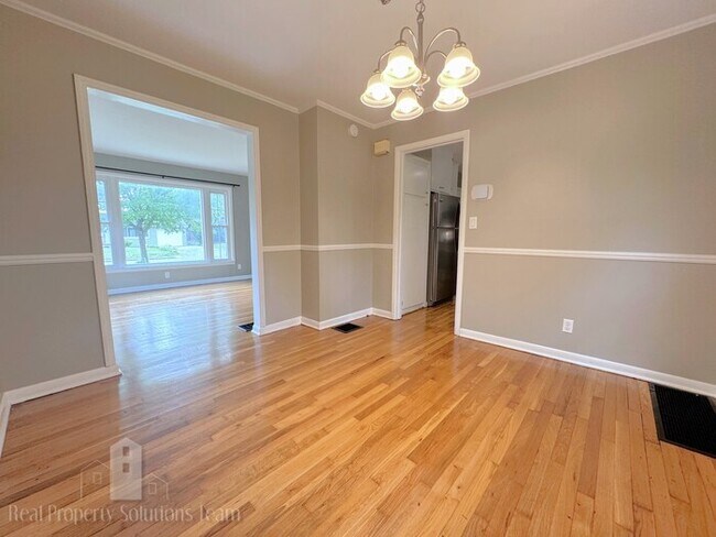 Building Photo - Two Story Home in Upper Arlington with att...