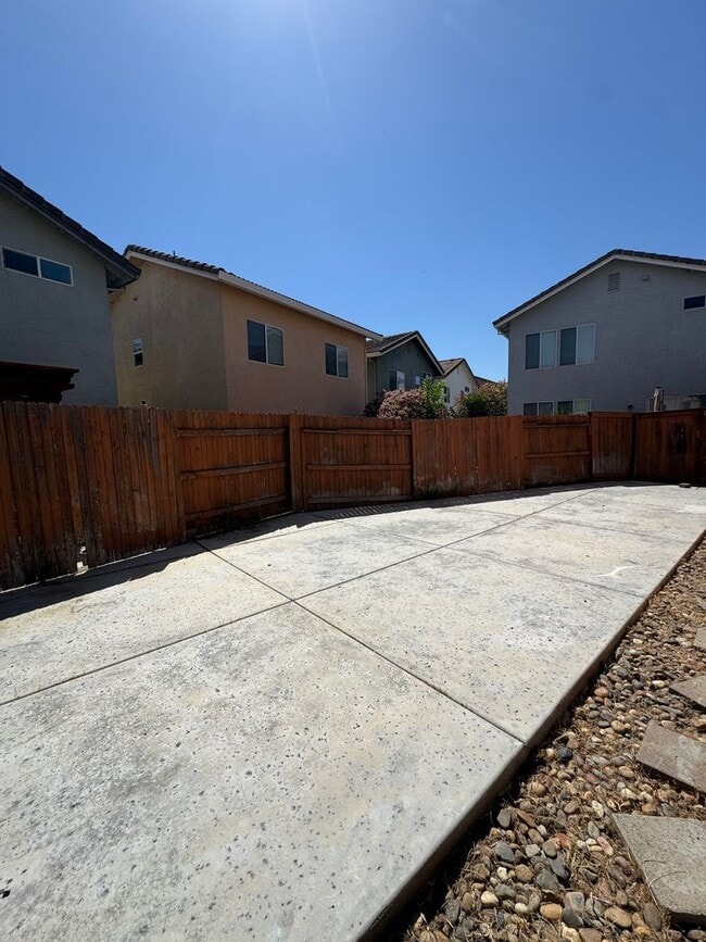Building Photo - THREE BEDROOM TWO AND A HALF BATH POOL USE SEE VIDEO