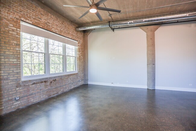 Building Photo - 4046 N Hermitage Ave