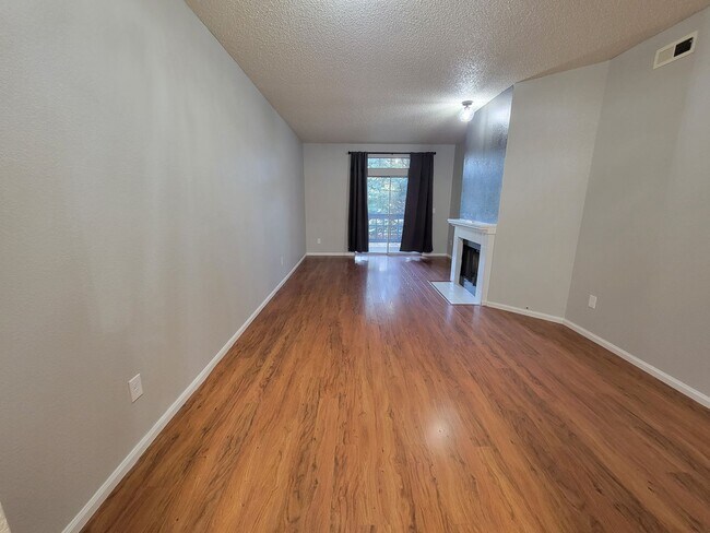 Building Photo - Fabulous Remodeled 2 bedroom , 2 bath Remodeled Condo in Country Club Greens