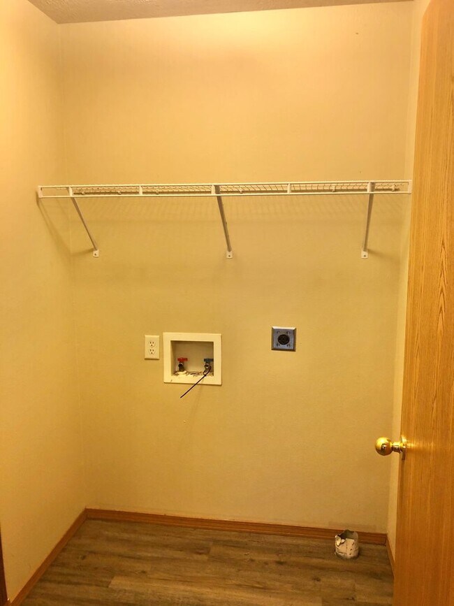 Building Photo - Updated 2 bedroom - 2 bath Duplex in Clever