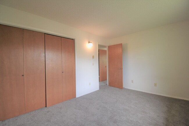 Building Photo - Top Floor Two Bedroom! Great Cental Location