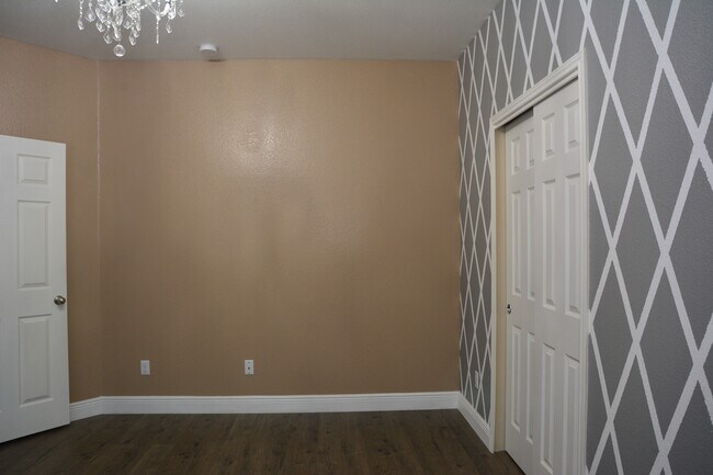 Building Photo - 406 Comal Run