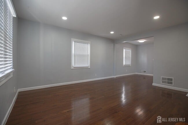 Building Photo - 545 Olive Pl