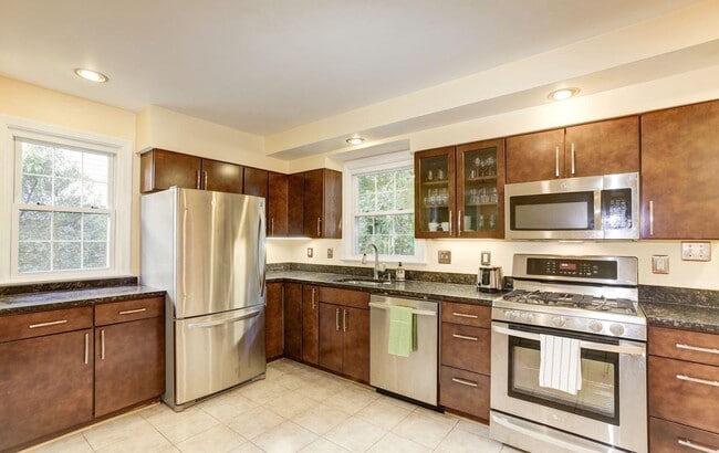 Building Photo - Absolutely Gorgeous Rambler in Great Location!