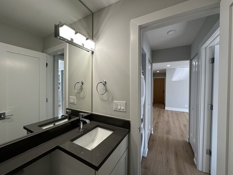 Building Photo - 535 W Aldine Ave