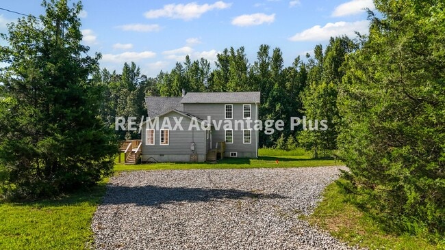Building Photo - Picturesque 3-Bedroom Home with Cathedral ...