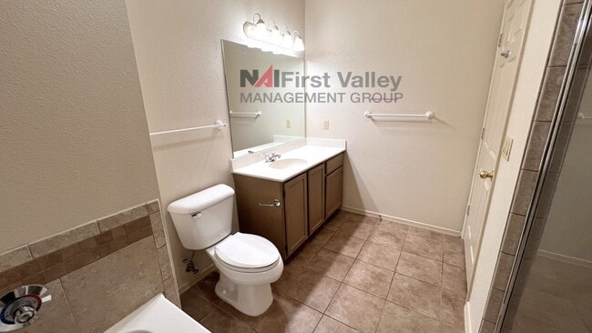 Building Photo - 2 Bedrooms, 2 Baths