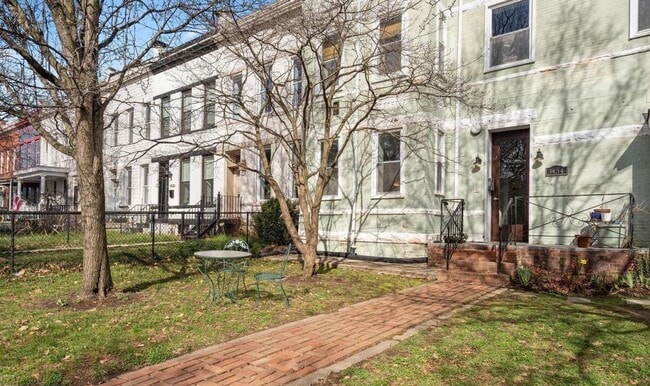 Building Photo - Charming Hill East One Bedroom