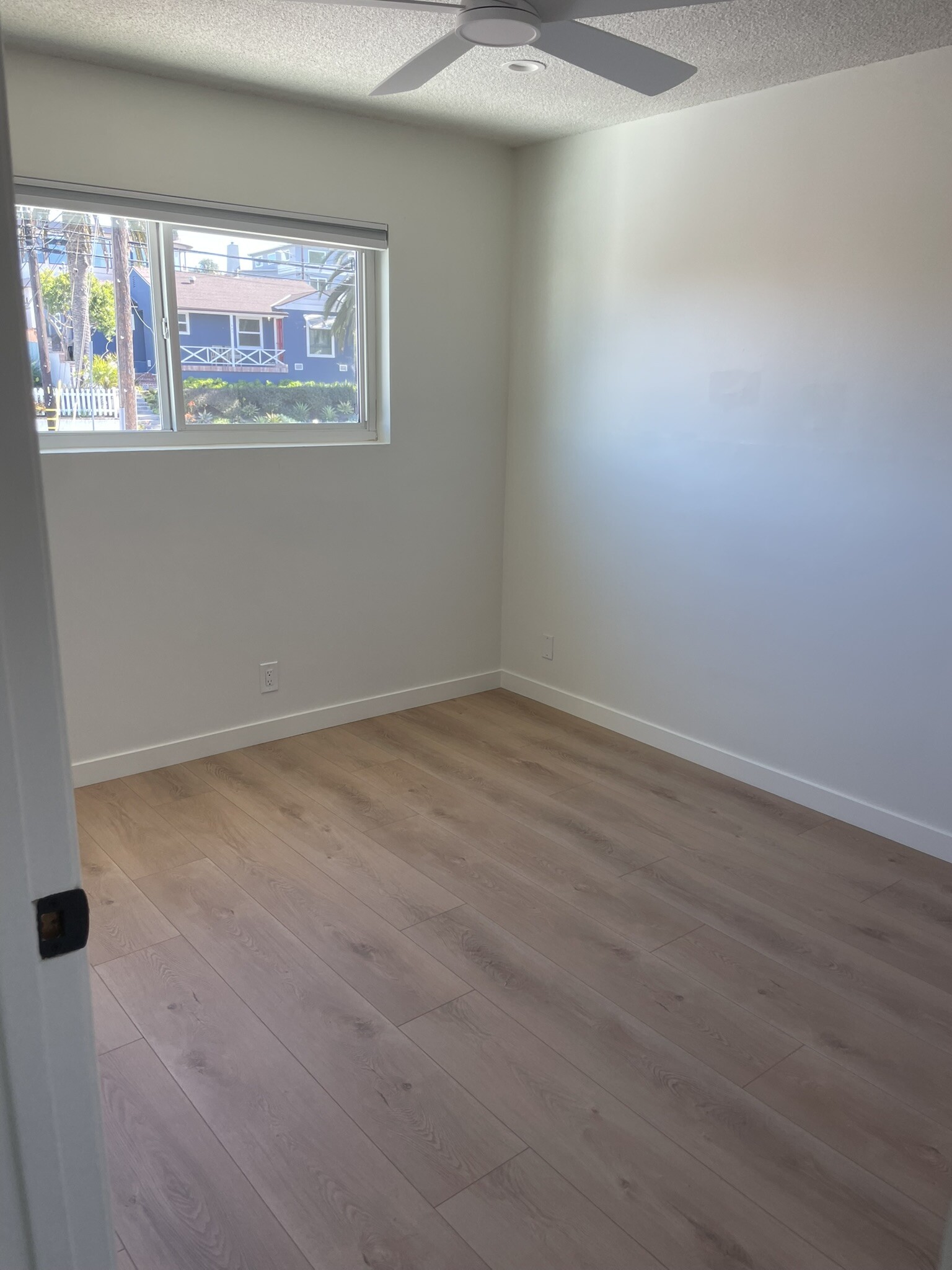 Smaller bedroom gets morning sun - 1039 6th St