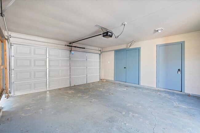 Building Photo - 16106 New Field Dr