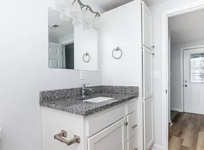 Building Photo - Huge Renovated Home in Rolling Hills!