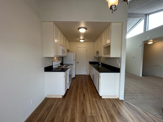 Building Photo - Large, 2 BR / 2 BA with Cathedral Ceilings, Washer and Dryer!