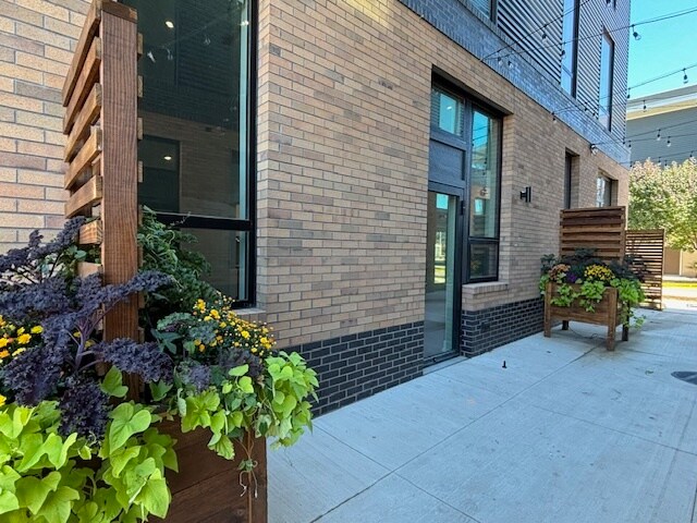 Building Photo - Wealthy & Sheldon