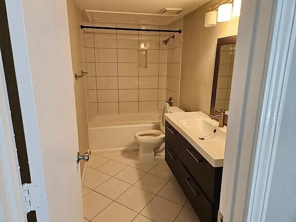 Building Photo - 1467 Meadowood Village Dr