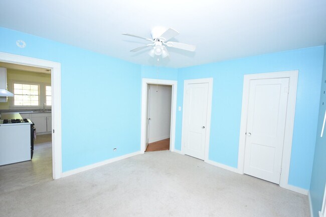 Building Photo - 3 Bed 2 Bath with Large Backyard Close to ...