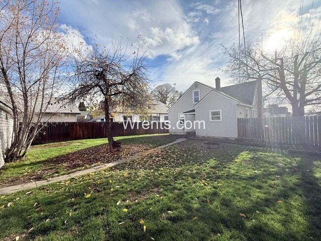 Building Photo - 5 bed 2.5 bath home