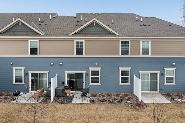 Building Photo - Townhouse in Shakopee
