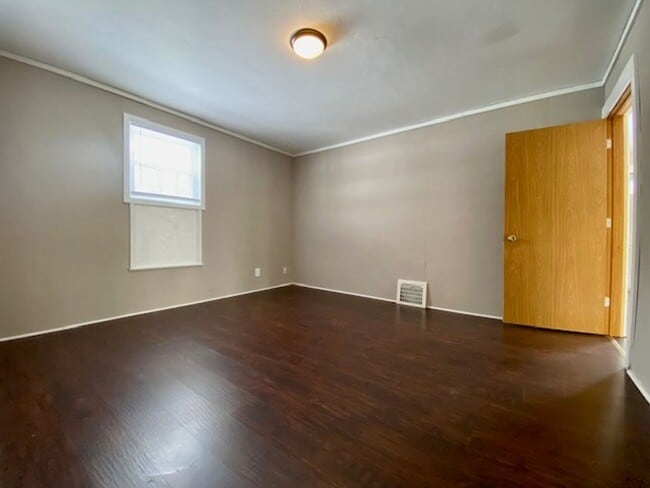 Building Photo - 714 4th St