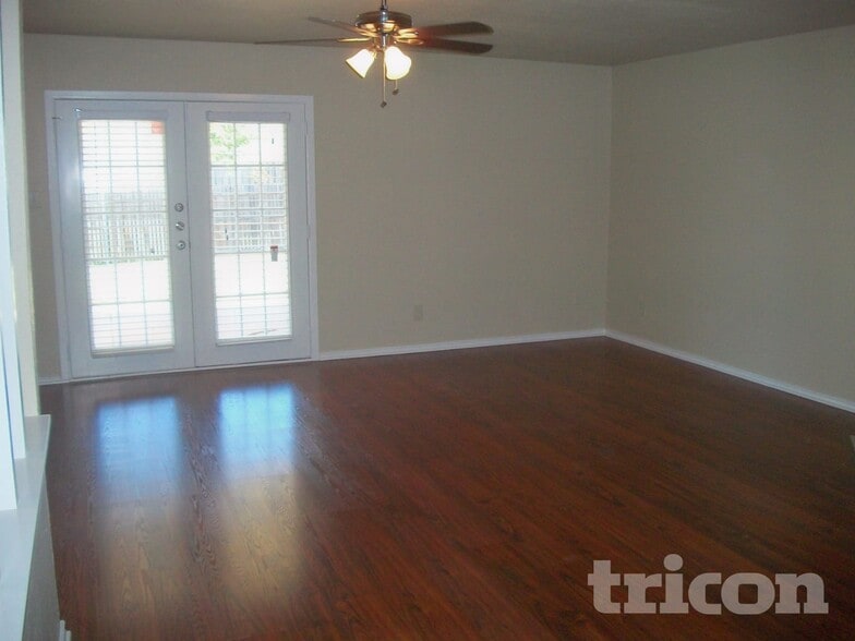 Building Photo - 9215 Sophora Dr