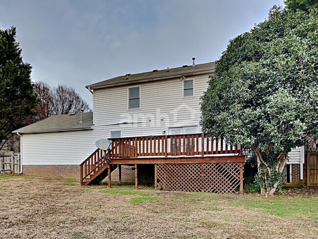 Building Photo - 204 Hardwood Road