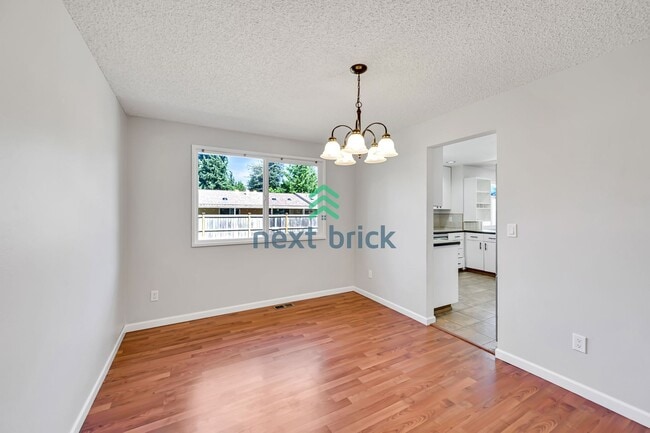 Building Photo - 3 Bed 2 Bath Single-family Home is availab...