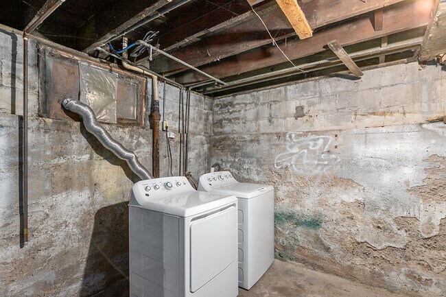 Building Photo - 861 Douglas St NW