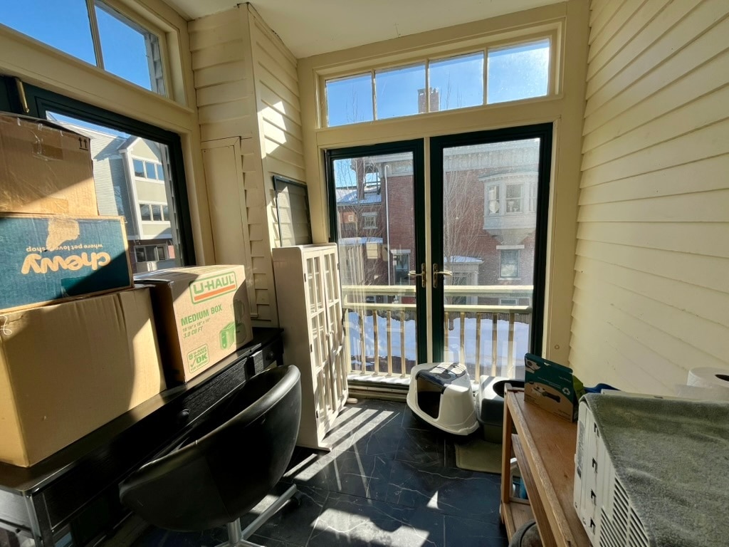 South/east facing enclosed patio - 87 Park St