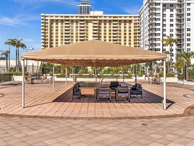 Building Photo - 1865 S Ocean Dr