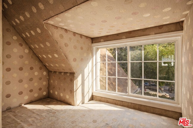 Building Photo - 2633 N Commonwealth Ave