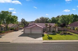 Building Photo - Bloomington Beauty-Landscaping INCLUDED!
