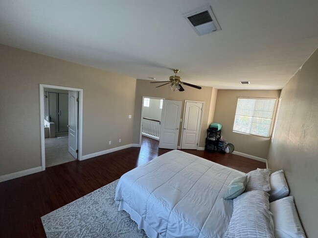 Building Photo - Beautiful single-family home with 6 Bedroo...