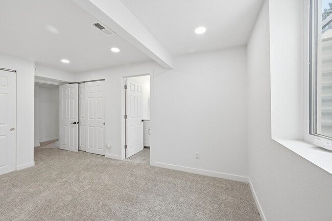 Building Photo - 4-bedroom, 4 bath home with 2 car garage