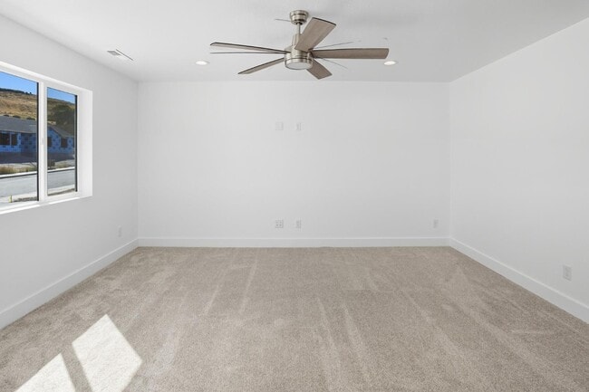 Building Photo - 225 265