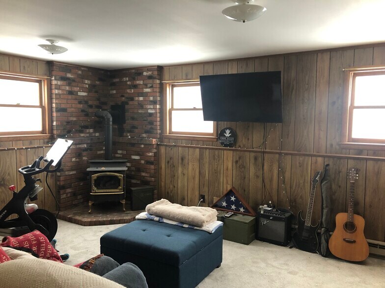 Bonus living room with gas stove - 27 Ashdown Rd