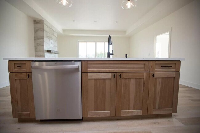 Building Photo - Luxury Townhome in Quiet Neighborhood
