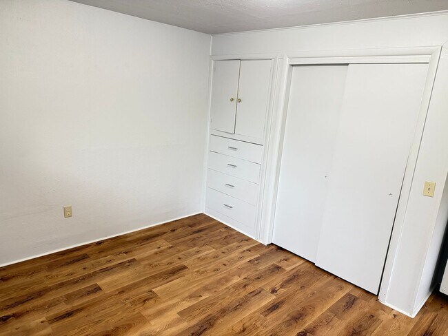 Building Photo - Huge 4 bedroom 2 bath house!