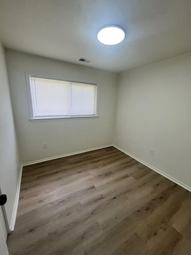 Building Photo - 4BR/1Ba house-Ready to make your new home!
