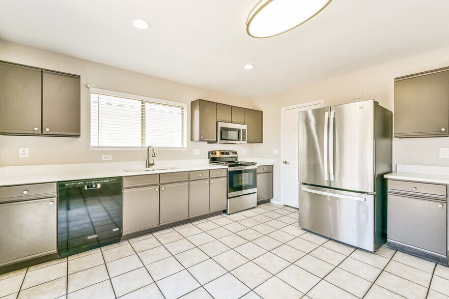 Building Photo - 2236 E Spruce Dr